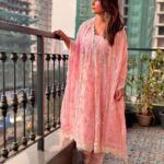 Hina Khan Instagram - Mai tenu phir milaangi 🌸 kitthe, kiss tarha pata nahi.. par mai tenu phir milaangi 🌸