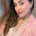 Hina Khan Instagram - Mai tenu phir milaangi 🌸 kitthe, kiss tarha pata nahi.. par mai tenu phir milaangi 🌸