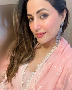 Hina Khan Instagram - Mai tenu phir milaangi 🌸 kitthe, kiss tarha pata nahi.. par mai tenu phir milaangi 🌸