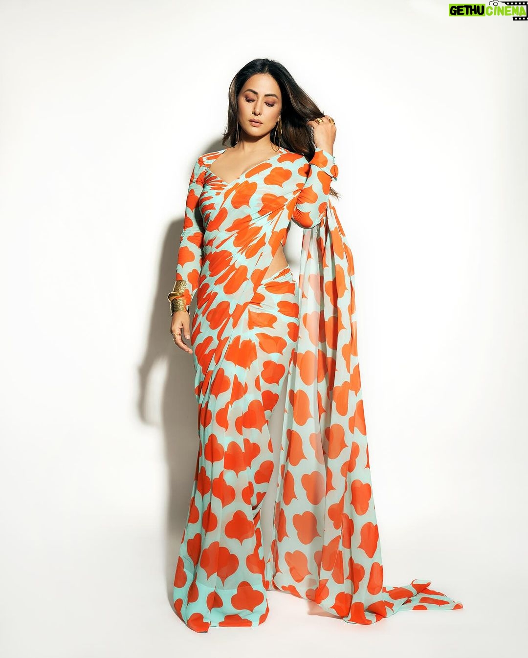 Hina Khan Instagram - Amor Naranja π π§‘ #foreversareegirl Saree: @ranbirmukherjeeofficial Earrings, rings, handcuff : @misho_designs Broad handcuff : @azotiique Stylist: @stylebysaachivj Styling Team: @sanzimehta777 @styledbynikinagda MUAH @sachinmakeupartist1 @siddhi_hairstylist πΈ @visualaffairs_va