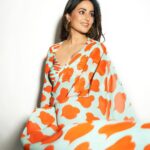Hina Khan Instagram - Amor Naranja 🍊 🧡 #foreversareegirl Saree: @ranbirmukherjeeofficial Earrings, rings, handcuff : @misho_designs Broad handcuff : @azotiique Stylist: @stylebysaachivj Styling Team: @sanzimehta777 @styledbynikinagda MUAH @sachinmakeupartist1 @siddhi_hairstylist 📸 @visualaffairs_va