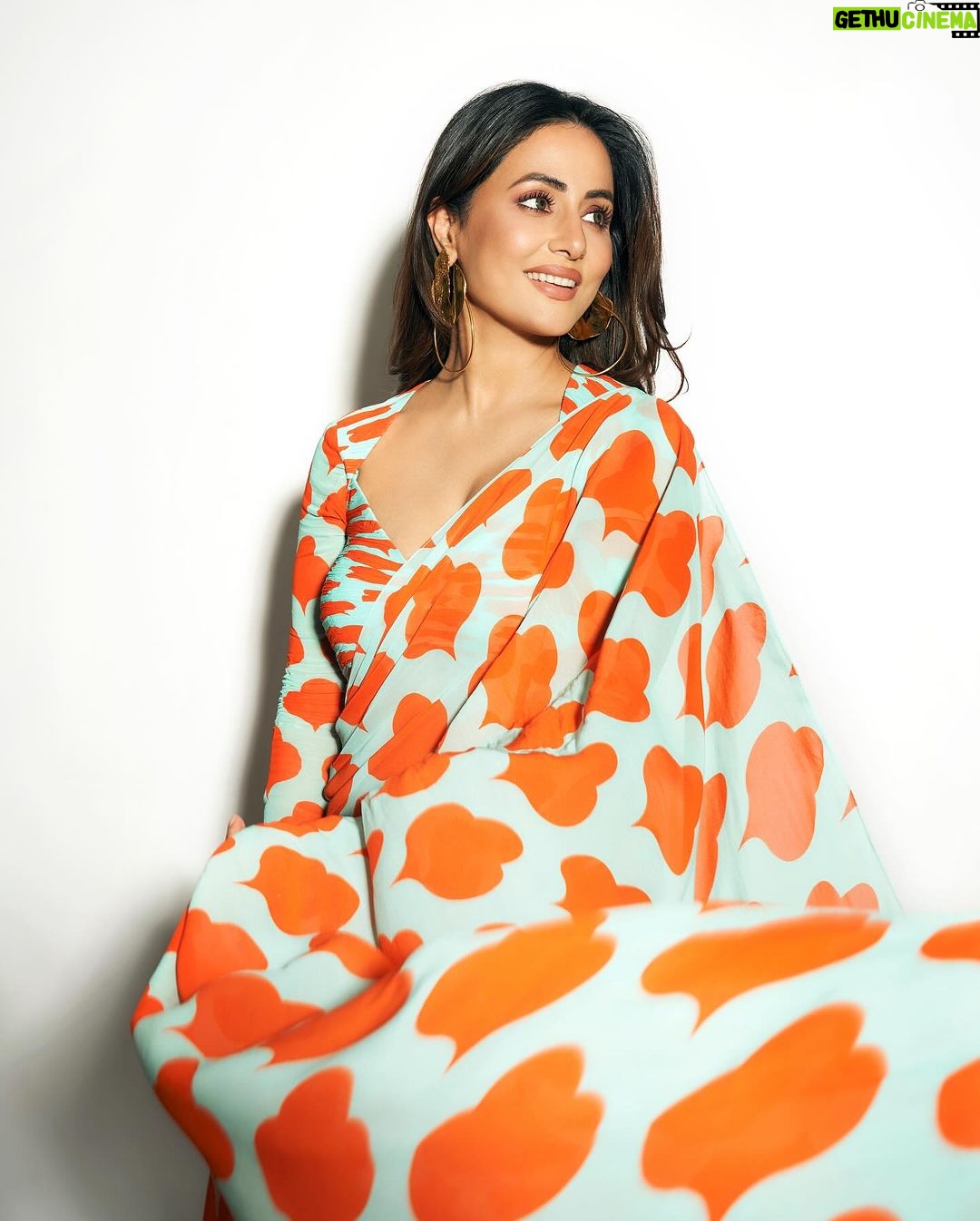 Hina Khan Instagram - Amor Naranja π π§‘ #foreversareegirl Saree: @ranbirmukherjeeofficial Earrings, rings, handcuff : @misho_designs Broad handcuff : @azotiique Stylist: @stylebysaachivj Styling Team: @sanzimehta777 @styledbynikinagda MUAH @sachinmakeupartist1 @siddhi_hairstylist πΈ @visualaffairs_va