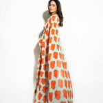 Hina Khan Instagram - Amor Naranja 🍊 🧡 #foreversareegirl Saree: @ranbirmukherjeeofficial Earrings, rings, handcuff : @misho_designs Broad handcuff : @azotiique Stylist: @stylebysaachivj Styling Team: @sanzimehta777 @styledbynikinagda MUAH @sachinmakeupartist1 @siddhi_hairstylist 📸 @visualaffairs_va