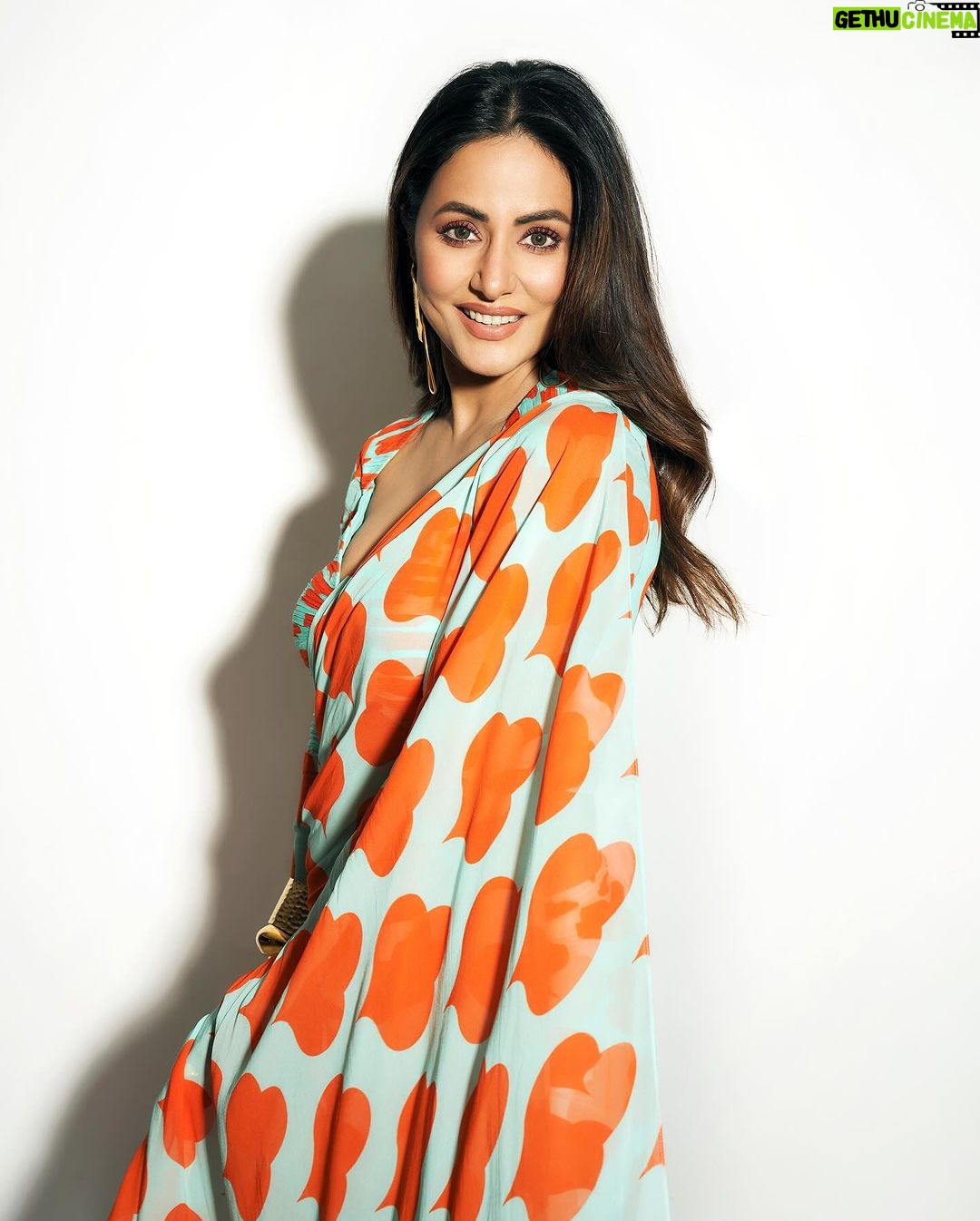 Hina Khan Instagram - Amor Naranja π π§‘ #foreversareegirl Saree: @ranbirmukherjeeofficial Earrings, rings, handcuff : @misho_designs Broad handcuff : @azotiique Stylist: @stylebysaachivj Styling Team: @sanzimehta777 @styledbynikinagda MUAH @sachinmakeupartist1 @siddhi_hairstylist πΈ @visualaffairs_va