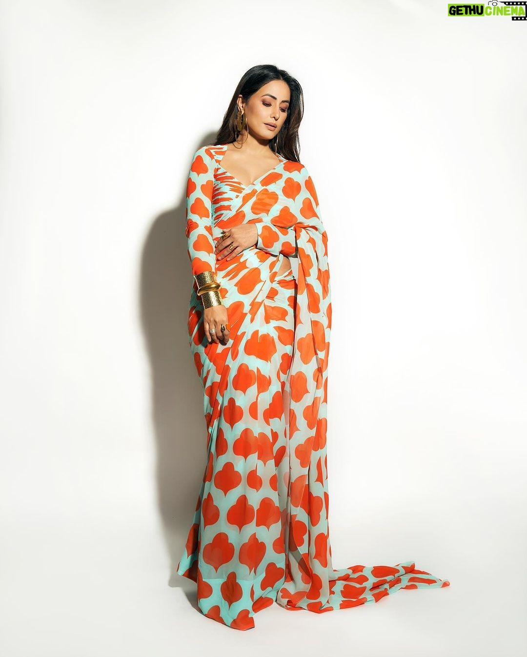 Hina Khan Instagram - Amor Naranja π π§‘ #foreversareegirl Saree: @ranbirmukherjeeofficial Earrings, rings, handcuff : @misho_designs Broad handcuff : @azotiique Stylist: @stylebysaachivj Styling Team: @sanzimehta777 @styledbynikinagda MUAH @sachinmakeupartist1 @siddhi_hairstylist πΈ @visualaffairs_va