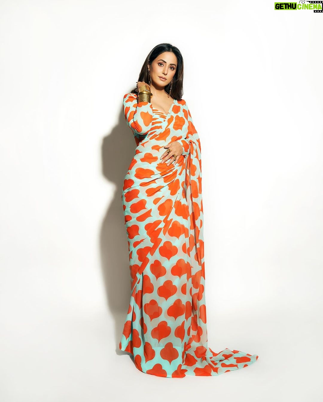 Hina Khan Instagram - Amor Naranja π π§‘ #foreversareegirl Saree: @ranbirmukherjeeofficial Earrings, rings, handcuff : @misho_designs Broad handcuff : @azotiique Stylist: @stylebysaachivj Styling Team: @sanzimehta777 @styledbynikinagda MUAH @sachinmakeupartist1 @siddhi_hairstylist πΈ @visualaffairs_va
