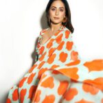 Hina Khan Instagram - Amor Naranja 🍊 🧡 #foreversareegirl Saree: @ranbirmukherjeeofficial Earrings, rings, handcuff : @misho_designs Broad handcuff : @azotiique Stylist: @stylebysaachivj Styling Team: @sanzimehta777 @styledbynikinagda MUAH @sachinmakeupartist1 @siddhi_hairstylist 📸 @visualaffairs_va