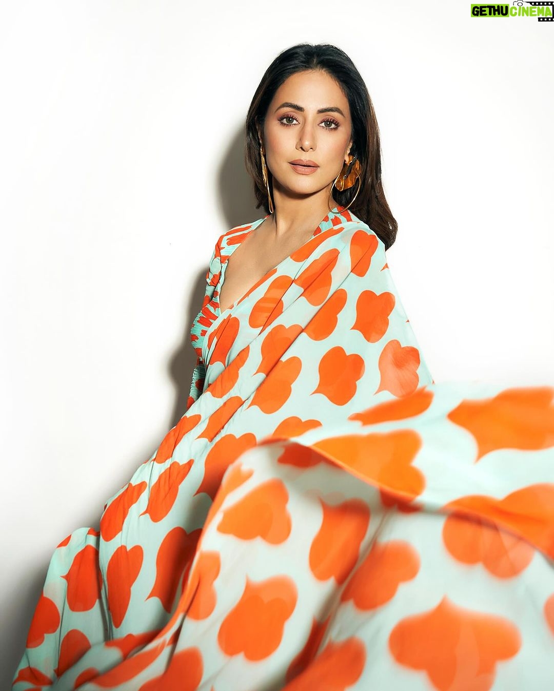 Hina Khan Instagram - Amor Naranja π π§‘ #foreversareegirl Saree: @ranbirmukherjeeofficial Earrings, rings, handcuff : @misho_designs Broad handcuff : @azotiique Stylist: @stylebysaachivj Styling Team: @sanzimehta777 @styledbynikinagda MUAH @sachinmakeupartist1 @siddhi_hairstylist πΈ @visualaffairs_va