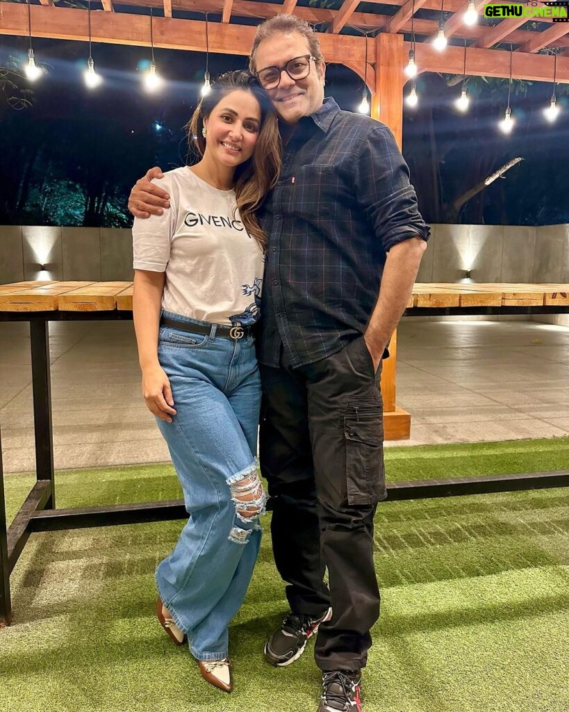 Hina Khan Instagram - That fatherly warmth and vibe.. can’t express.. It was such a heartfelt moment meeting my first onscreen father after 7 years..Love always ❤️ @sethsanjeev #fatherdughterbonds #aboutlastnight #dinnerdate The Westin Mumbai Garden City
