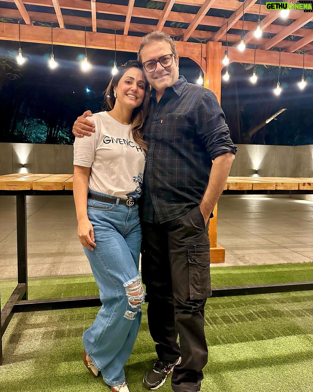 Hina Khan Instagram - That fatherly warmth and vibe.. can’t express.. It was such a heartfelt moment meeting my first onscreen father after 7 years..Love always ❤️ @sethsanjeev #fatherdughterbonds #aboutlastnight #dinnerdate The Westin Mumbai Garden City