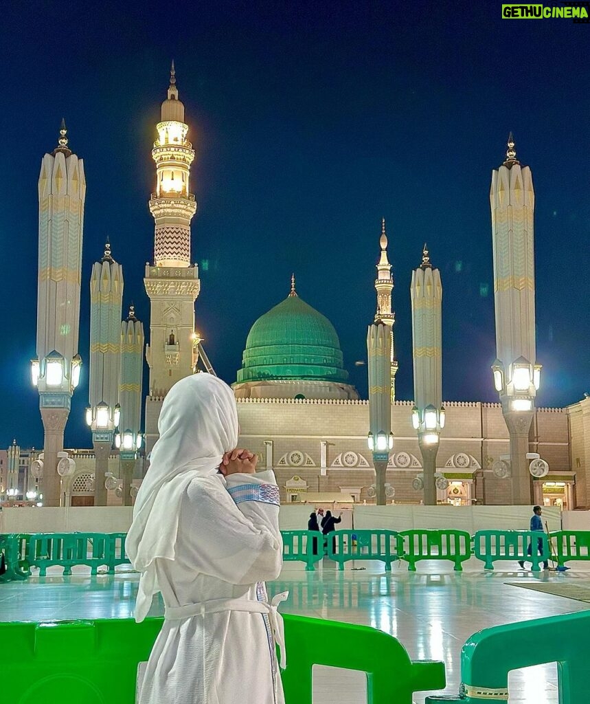 Hina Khan Instagram - نہ پوچھو کیف کیا ہے سبز گنبد والے کے سائے ميں کہ جنت کا مزہ ہے سبز گنبد والے کے سائے ميں Deedar-e-Madina💚 #Sukoon @alkhalidtours #umrahwithakt Masjid Nabwi - Al Madinah Al Munawarah