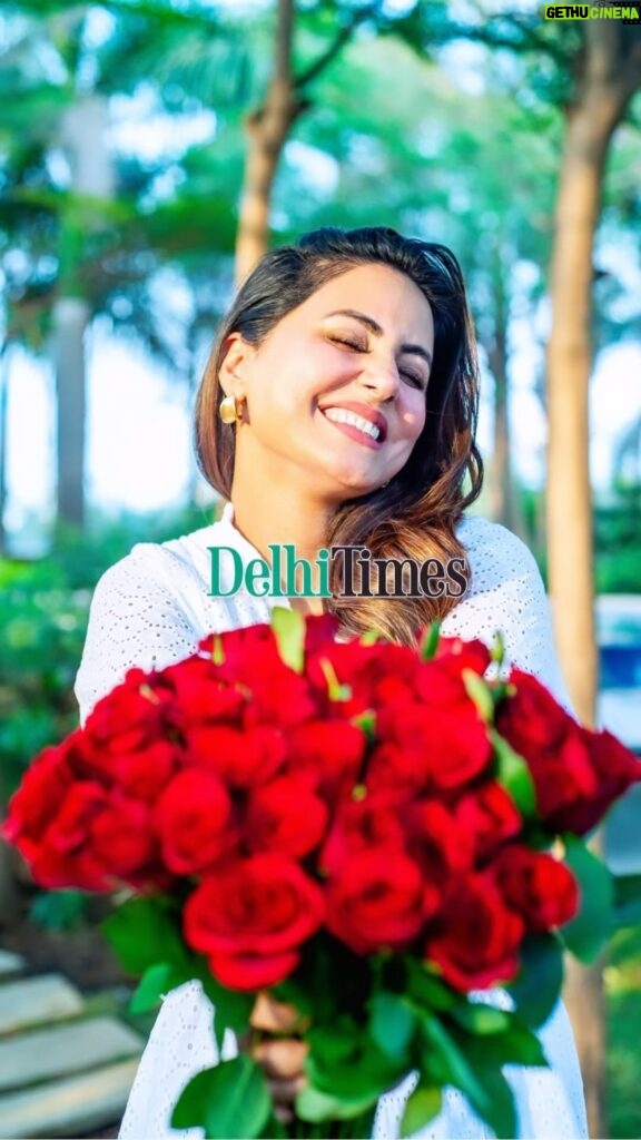 Hina Khan Instagram - Sending rosy wishes your way from @realhinakhan and us 🌹 . . . #hinakhan #hinakhanfc #hinafc #roseday #roses #rose #roselovers #valentinesweek #valentine #valentinesday #trending #bollywood #trendingreels #explorepage #fyp