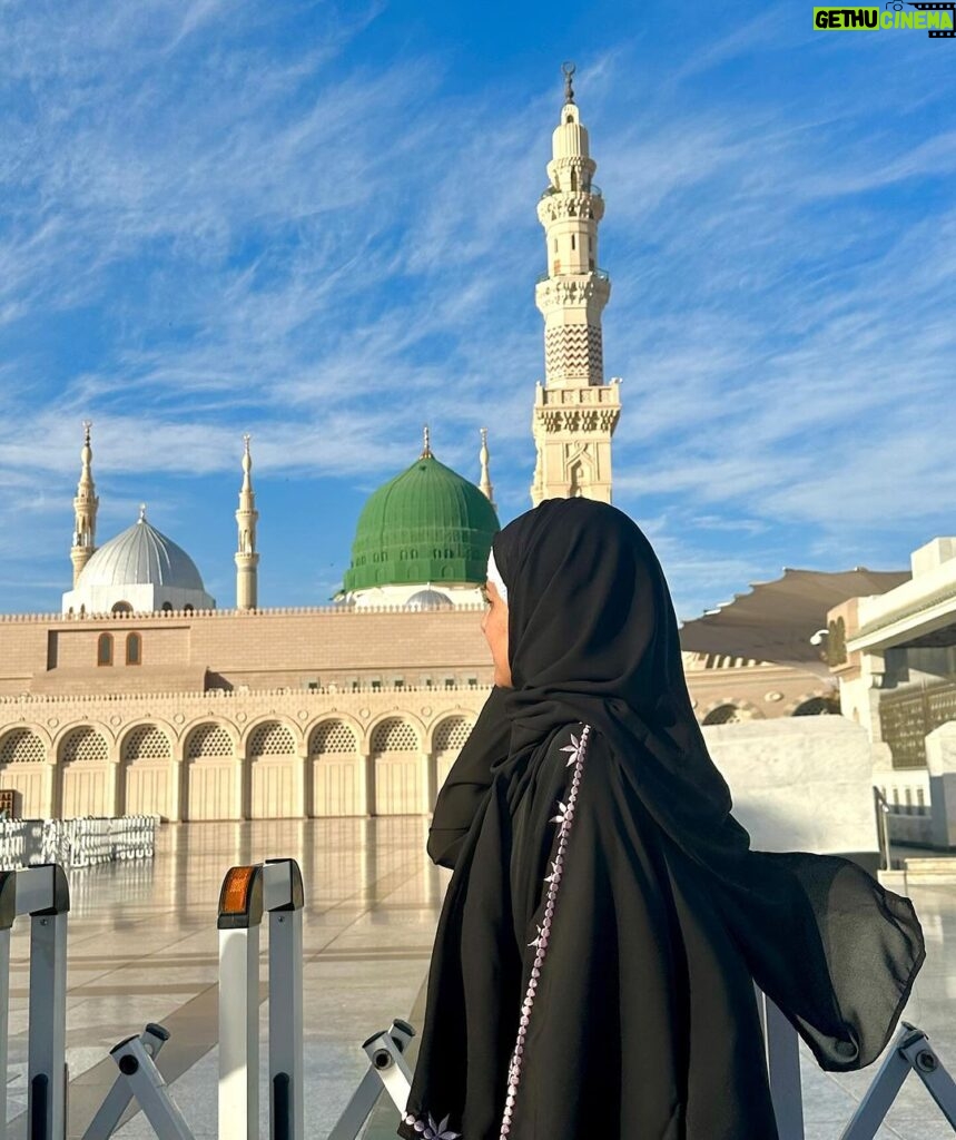Hina Khan Instagram - نہ پوچھو کیف کیا ہے سبز گنبد والے کے سائے ميں کہ جنت کا مزہ ہے سبز گنبد والے کے سائے ميں Deedar-e-Madina💚 #Sukoon @alkhalidtours #umrahwithakt Masjid Nabwi - Al Madinah Al Munawarah
