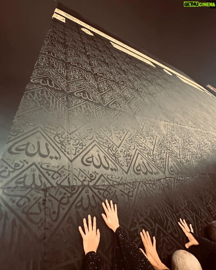 Hina Khan Instagram - Jumma Mubarak Blessed Alhamdullilah MAKE DUA 🤲 @alkhalidtours #umrahwithakt Makkah Masjid-al-Haram