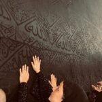 Hina Khan Instagram - Jumma Mubarak Blessed Alhamdullilah MAKE DUA 🤲 @alkhalidtours #umrahwithakt Makkah Masjid-al-Haram