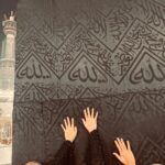 Hina Khan Instagram - Jumma Mubarak Blessed Alhamdullilah MAKE DUA 🤲 @alkhalidtours #umrahwithakt Makkah Masjid-al-Haram