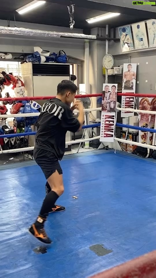 Hiroto Kyoguchi Instagram - . . . warming up #京口紘人 #hirotokyoguchi #boxing #razor