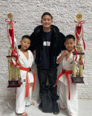 Hiroto Kyoguchi Instagram - .
.
.

空手をしてる甥っ子の応援へ🥋

全国大会の決勝で双子対決🔥

二人ともお疲れ様でした！

竜汰(兄)リベンジおめでとう🍾

#hirotokyoguchi #空手 #JKJO