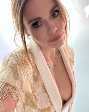 Holland Roden Instagram - Thank you @iheartradio for having me to #jingleball 

Can’t wait for @howlerbacknowpodcast premiering JAN 9th for the @teenwolf rewatch podcast #howlerbacknow 

💃@Georgeschakraofficial 
👠 @sarahflintnyc
👛 @tylerellisofficial 
💍 @melindamaria_jewelry

@karenraphael @ilanauretsky @aimeecarpenter17 

💄@katnejatbeauty