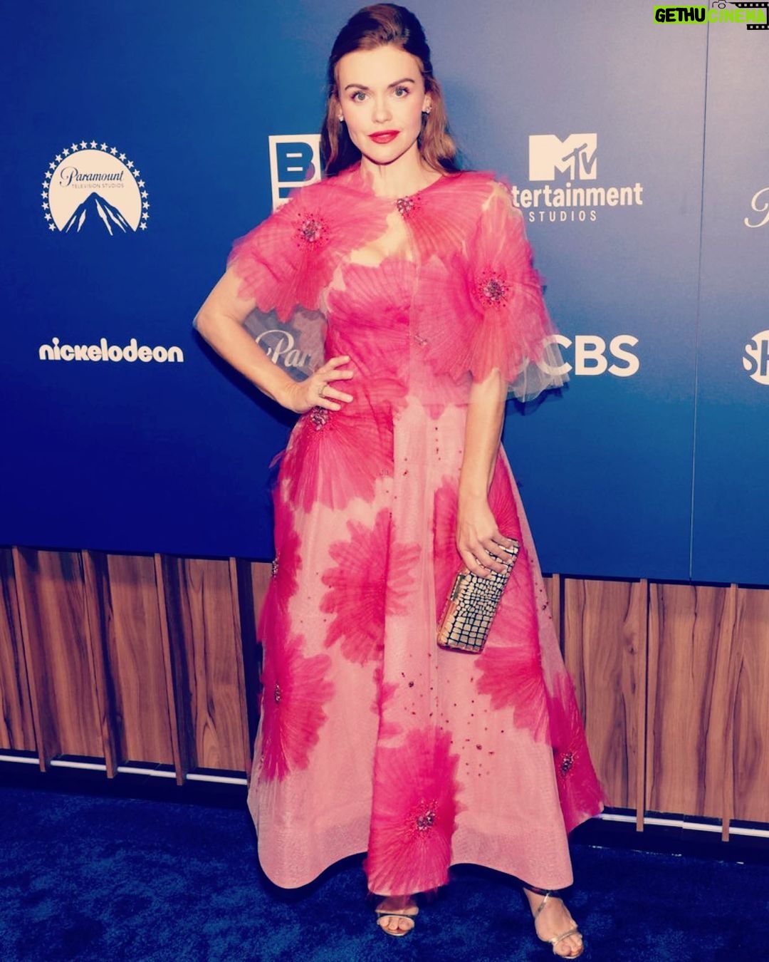 Holland Roden Instagram - π«@paramountplus Emmys party π πΈ @justjared π @moniquelhuillier @jimmychoo @candyicejewelry πββοΈ @jessiestellarhair π«Άπ»@karenraphael