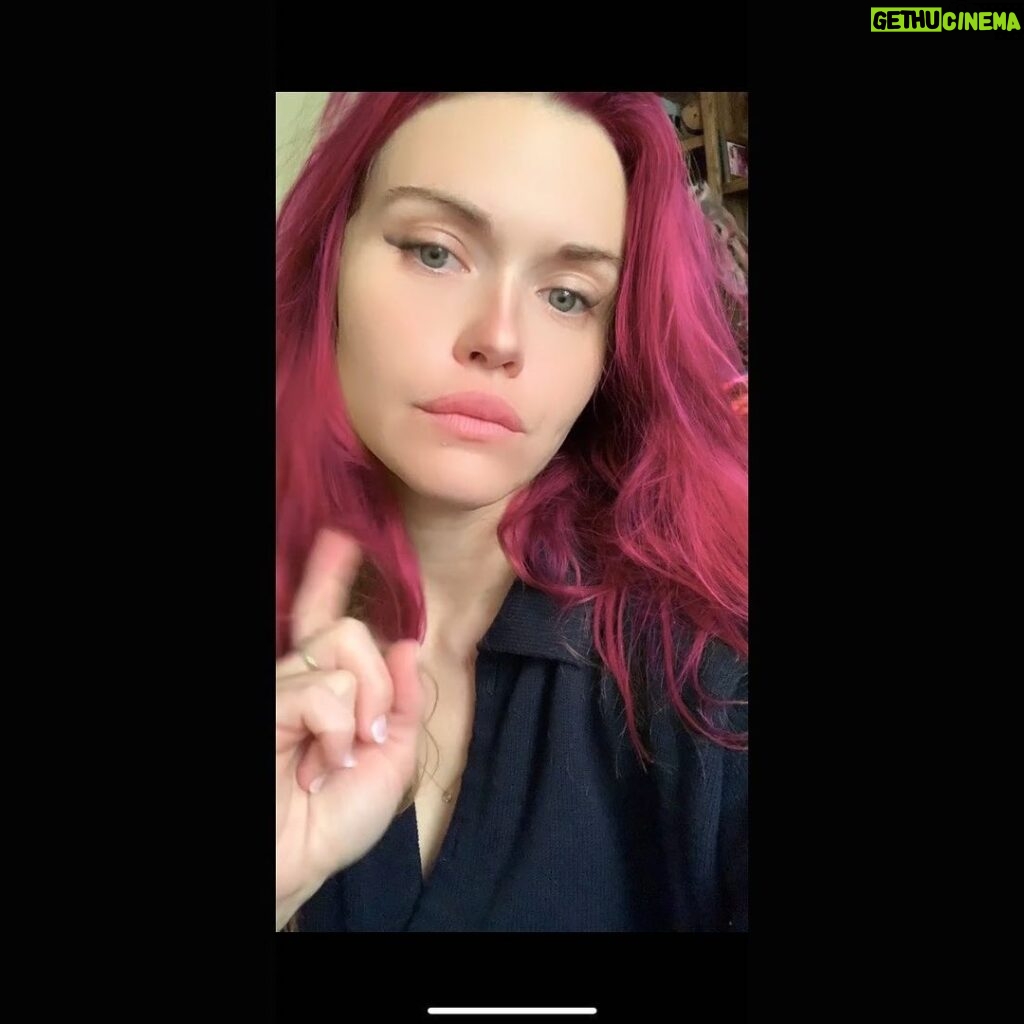 Holland Roden Instagram - When my family went out for a holiday lunch, and I had to stay home Bc of traveling outside the U.S. COVID testing…. When left unattended…I discovered 2021 hair color shopping 🤦‍♀️🙄 To the last year of remote living 🍾 This pink hair trend…🥳 Bored of Boredom