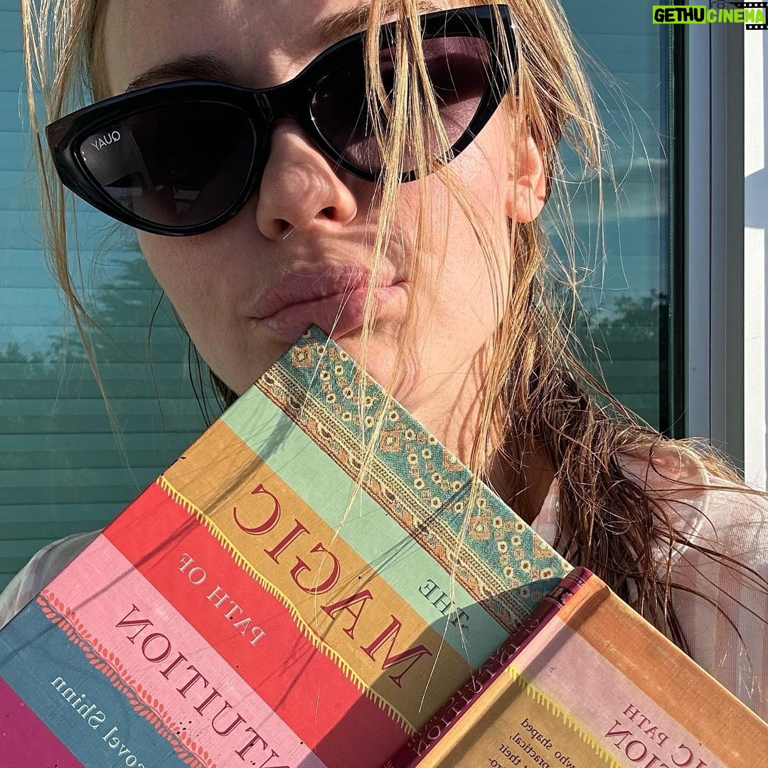Holland Roden Instagram - Implementing tomato reading time!! #25minaday based off the pomodoro work method - everything is done in 25 increments and other pretty things in Victoria. This job came at a fitting time 🙏 🥗 @eatsuperbaba Victoria, British Columbia