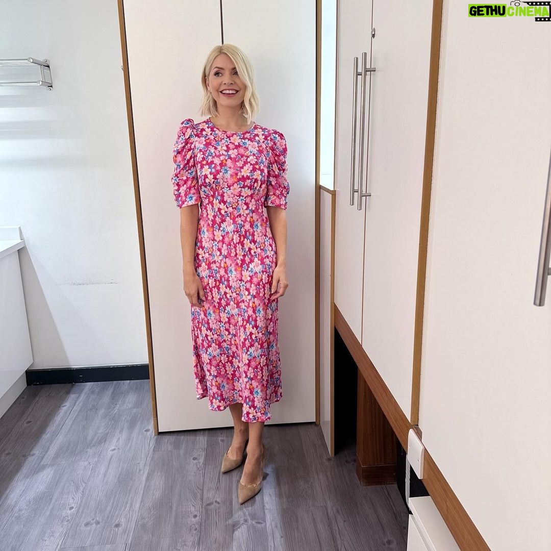 Holly Willoughby Instagram - Morning Tuesday… see you on @thismorning with @iamginodacampo @haganfoxastrology @martinlewismse @ellielouiseleach and the real James Bond!!!! #hwstyle💁🏼♀️✨ dress by @nobodyschild 🩷