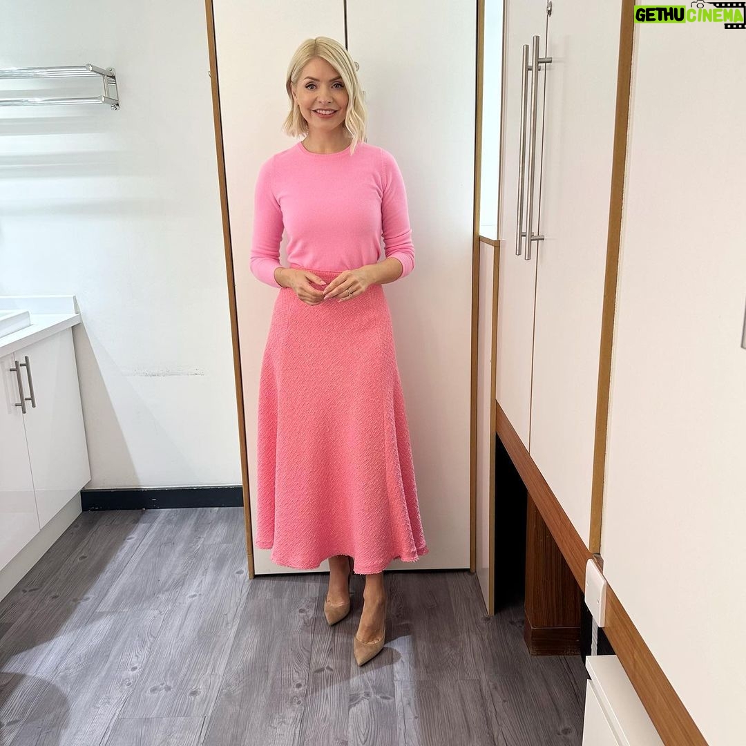 Holly Willoughby Instagram - Think PINK 🩷… see you on @thismorning with @chrismoylesofficial and @niamhalgar … 10am! #hwstyle💁🏼♀️✨ skirt by @zara knitwear @purecollection 🌸
