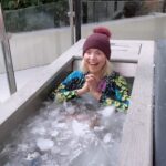 Holly Willoughby Instagram - Right let’s begin this icy journey! After working with @iceman_hof and the whole #freezethefear team, it’s taken a year, but I’m finally doing it for you… didn’t last long but build up slowly right? Wow, that was bloody cold but I did feel incredible after… @brassmonkeyice I did it!💙❄️🩵🥶🤍🧊 #ice #breathe