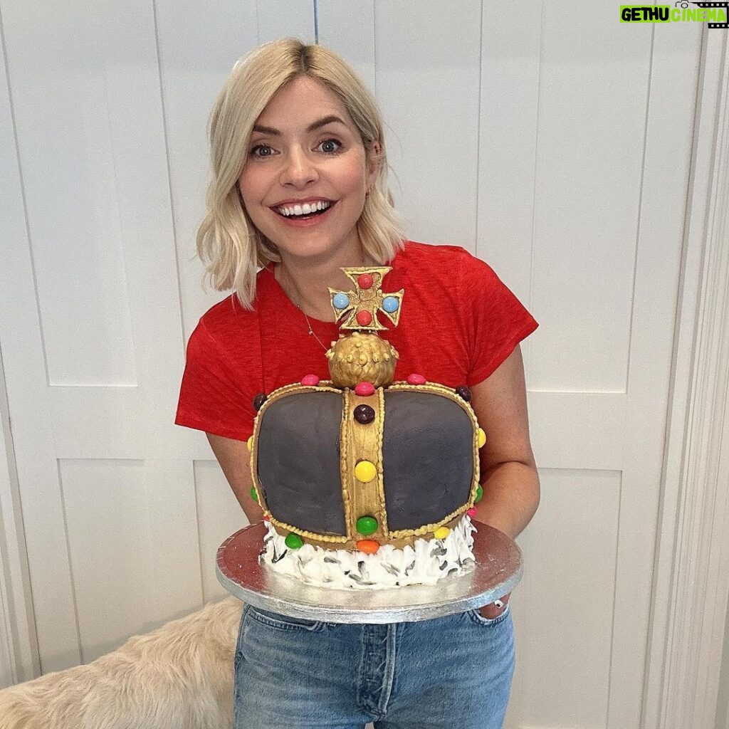 Holly Willoughby Instagram - Well @julietsear and @thismorning I did it!!! Started it last night and just finished… don’t look too closely 👀 😬… It may not be perfect but I can’t wait to have slice with the kids and a glass of bubbles whilst watching the Coronation tomorrow … whatever and wherever you are this weekend enjoy the moment and I hope cake is involved somewhere! 🥂👑🇬🇧❤️