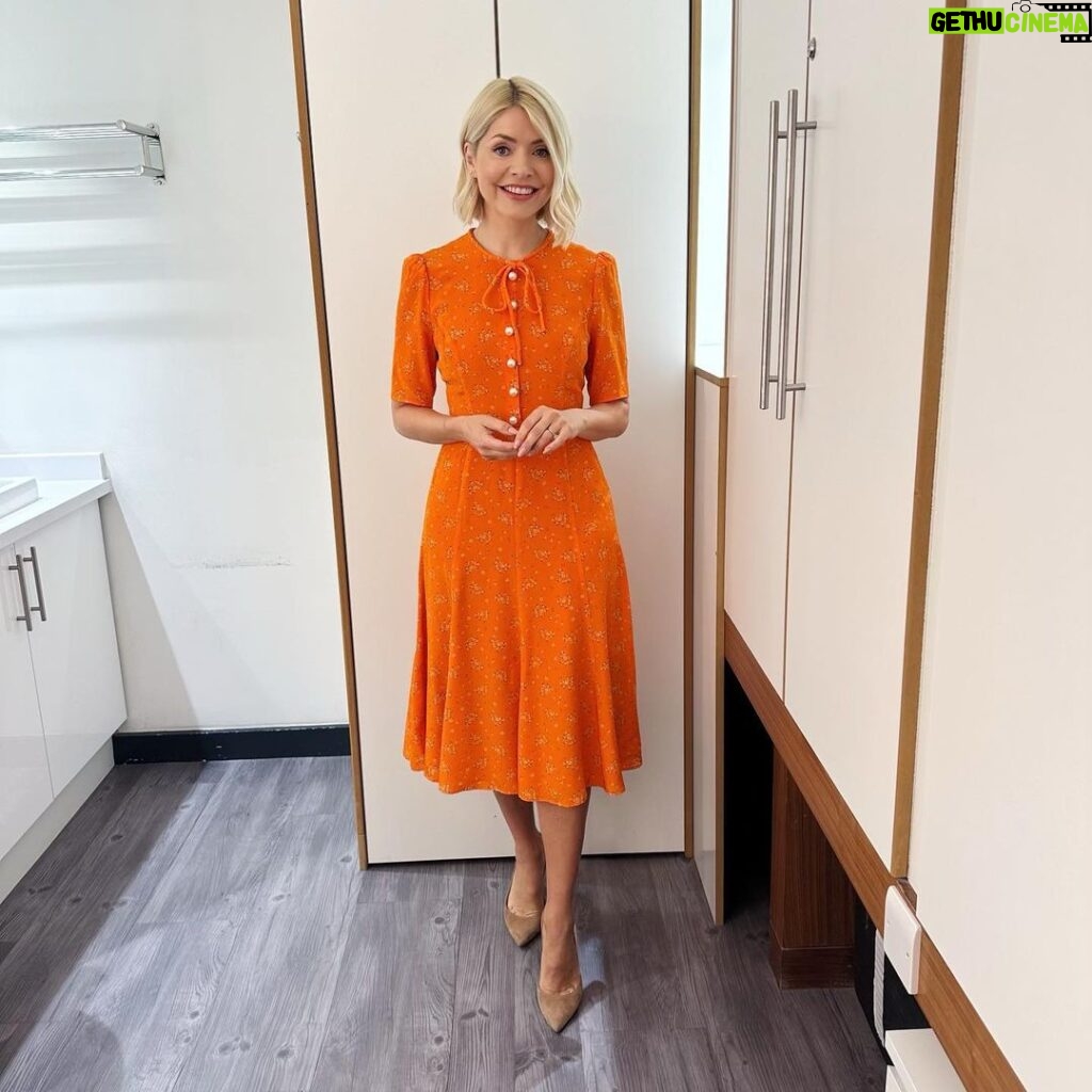 Holly Willoughby Instagram - Good morning Tuesday… hope you had a lovely weekend? See you on @thismorning at 10am with @clodagh_mckenna and @richard.e.grant ✨ #hwstyle💁🏼‍♀️✨ dress by @lkbennettlondon
