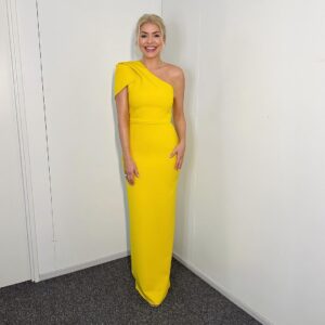 Holly Willoughby Instagram - This is Big Brother… Please do not swear 😬 See you on @dancingonice at 6:20 Tonight we celebrate the best dance styles ever!  #hwstyle💁🏼‍♀️✨ dress by @safiyaa_official 🐥 shoes by @renecaovilla jewellery by @mappinandwebb ✨