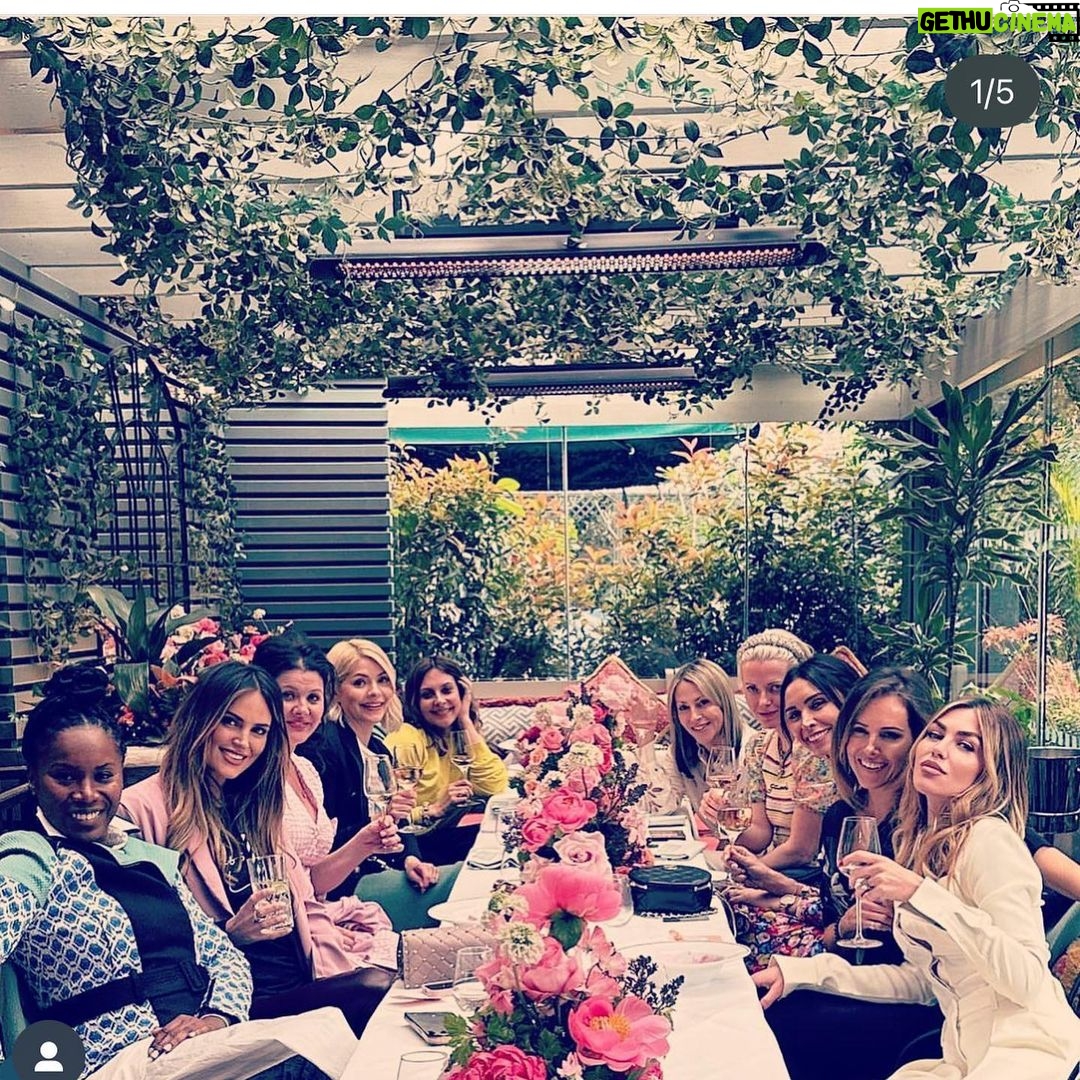 Holly Willoughby Instagram - Thank you beautiful @ellecaring for a glorious afternoon with great company and of course @drinkladya @the_ivy_collection ππ
π»ππππππΈπππ