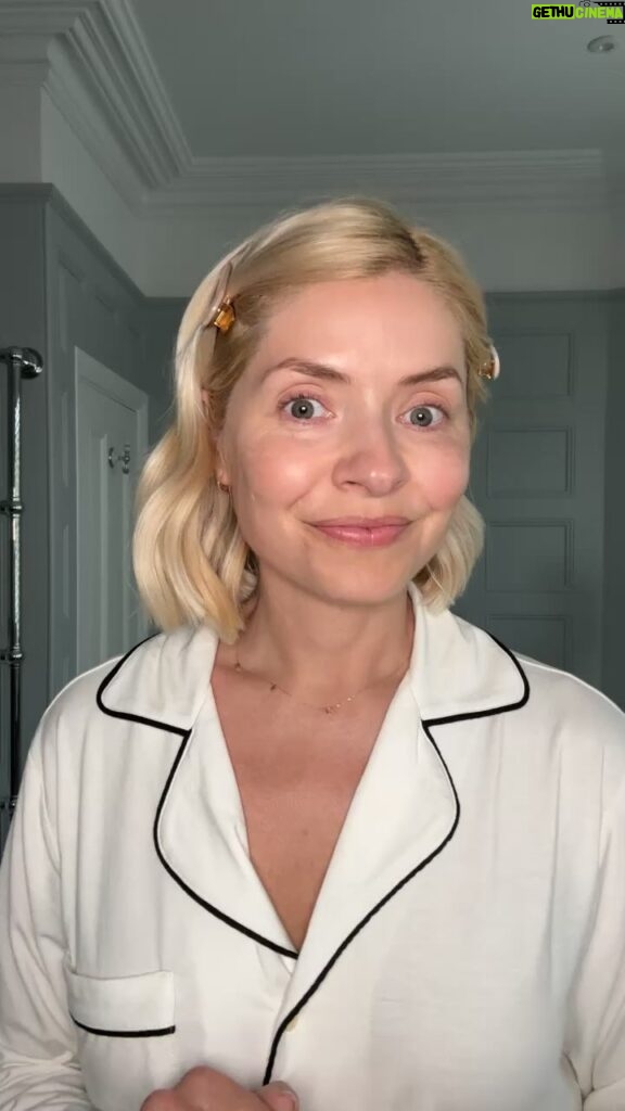 Holly Willoughby Instagram - Well that was exciting! Thank you for joining me on my live!!! 😃 I’ve spent my career putting the very best skincare and makeup (and the very best skincare technicians and makeup artists) through their paces - today I’m really thrilled to share something that’s ‘the very best’ with you. And I think you’re going to love it. (because who doesn’t love the idea of getting luxury cosmetics for less?) 👍😉 I’m calling it my Holly-Day Makeup Edit - it’s a collection of Summer-gorgeous makeup items, all made at the most outstanding luxury cosmetics labs in Italy (the same labs that all the expensive makeup brands use) but made more accessible, because it’s brought to us by the magic of @Beautypie Alerts. More on that later. Inside a beautiful, see-through zip-around Bronze Make-Up Bag, you get a: 🌹 Deluxe Eyeshadow Quad in Smoky Rose (think warm neutrals with a hint of pink) ✨ Supercheek Blush in Gleam Me Up (a sheeny rose-gold-bronze) 🌺 Shine Up Lip Balm in Hello Petal (I’m obsessed) 〰️ and a tube of The Perfect Waterproof Mascara Now, if you shopped at a premium retailer for items of this quality, it would set you back about £147 for the full kit. But if you’re a Beauty Pie member, you get all 5 items for just £59 (which means you’re already saving 60%). What’s the catch? There is no catch. Beauty Pie buys products from the world’s leading suppliers DIRECT(like the big brands do), and members get to access them straight from the warehouse, without paying for middlemen or retailer markups. I’m a member and wanted to share this with you…if you type HOLLYSENTME in the promo box at checkout, you’ll also get £10 off your first annual membership (so you can shop guilt-free, all year round, for the best beauty products, at member prices). The BEAUTY PIE team is standing by to answer any questions about becoming a member, my HOLLY-DAY EDIT, how it’s possible to get this incredible quality at these amazing prices… go on, ask them anything 💗 #ad