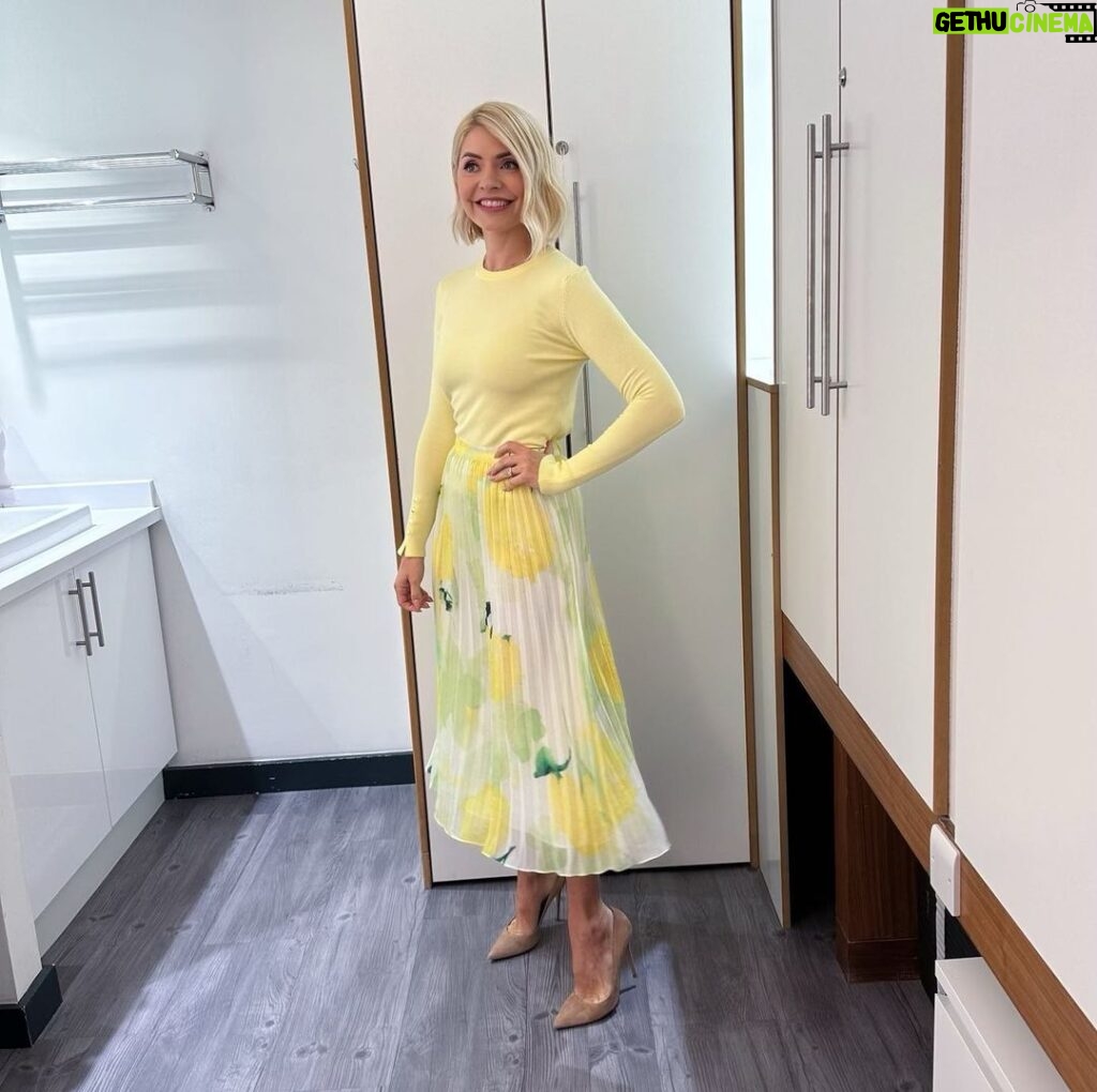 Holly Willoughby Instagram - Morning Wednesday! See you on the @thismorning sofa at 10am… today it’s hair galore as we welcome back the @hairybikers and we look at the best at home hair extensions ✨ #hwstyle💁🏼‍♀️✨ knitwear by @zara skirt by @jaegerofficial 💛
