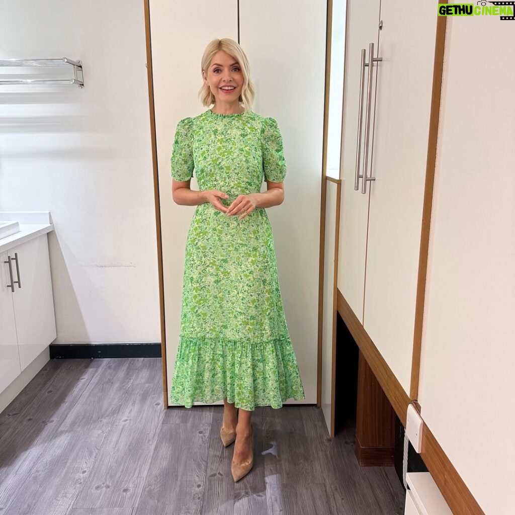 Holly Willoughby Instagram - Morning Monday… aww I’ve missed you!!!!! See you on the @thismorning sofa at 10am… we have the co-author of The Rules on the show today! #hwstyle💁🏼‍♀️✨ dress by @ro_and_zo 🧚🏻