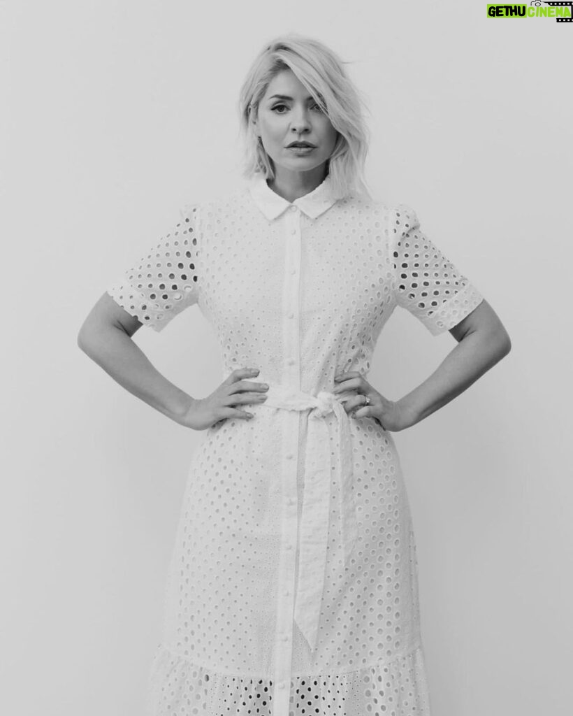 Holly Willoughby Instagram - Thinking about evening plans, events, everyday wear and more, this gorgeous dress does it all. 🖤 Dress – T691647 @marksandspencer @marksandspencerstyle #MyMarks #AD