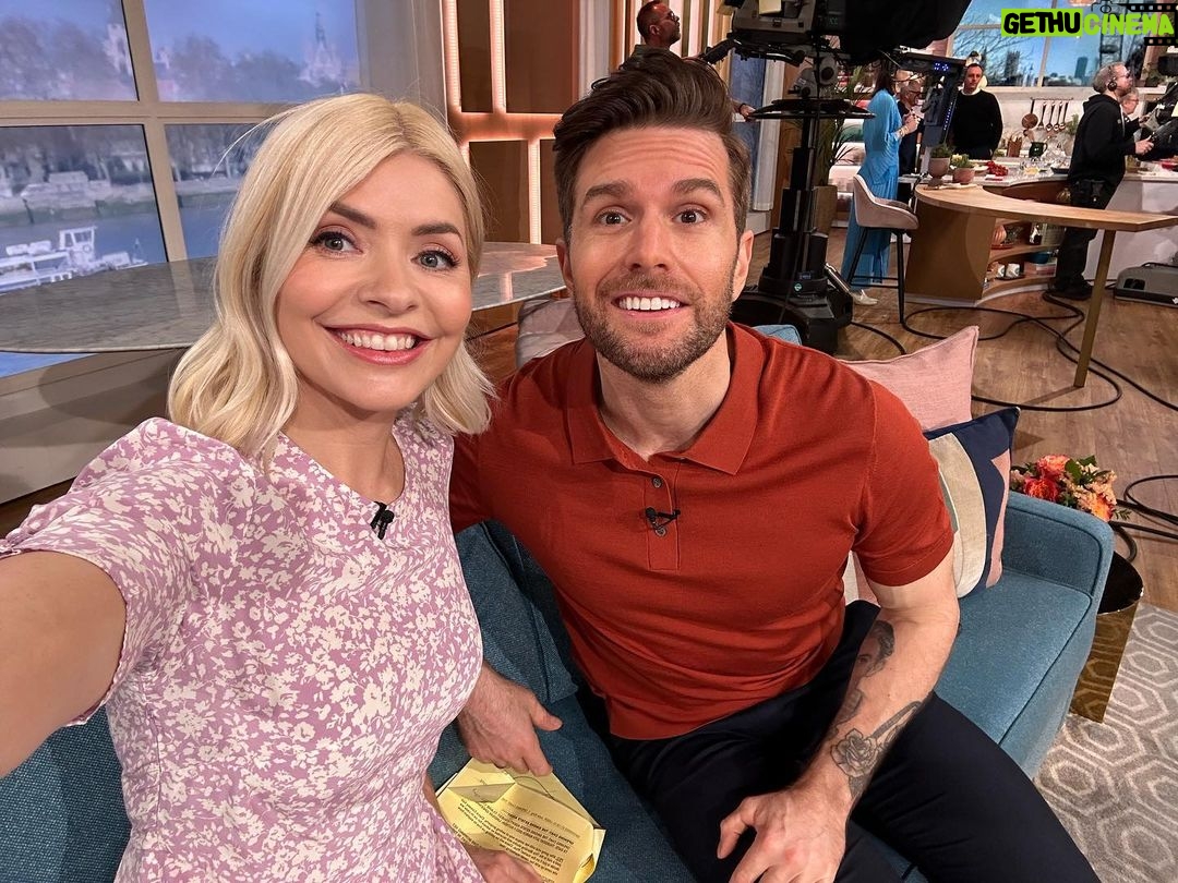Holly Willoughby Instagram - Day 2 @joeldommett … see you on @thismorning at 10am! 🎀✨