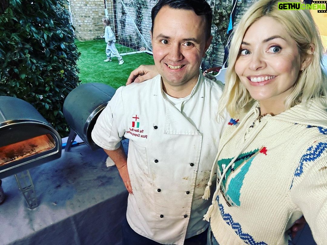 Holly Willoughby Instagram - Big shout out to this gorgeous man Alan and his team from the @theslowdoughpizzaco โฆ you are awesome and the food is out of this worldโฆ dreaming of that pizza now and the kids want smartie/Nutella pizza always!!! Huge love ๐ ๐ ๐จโ๐ณ ๐ฎ๐น