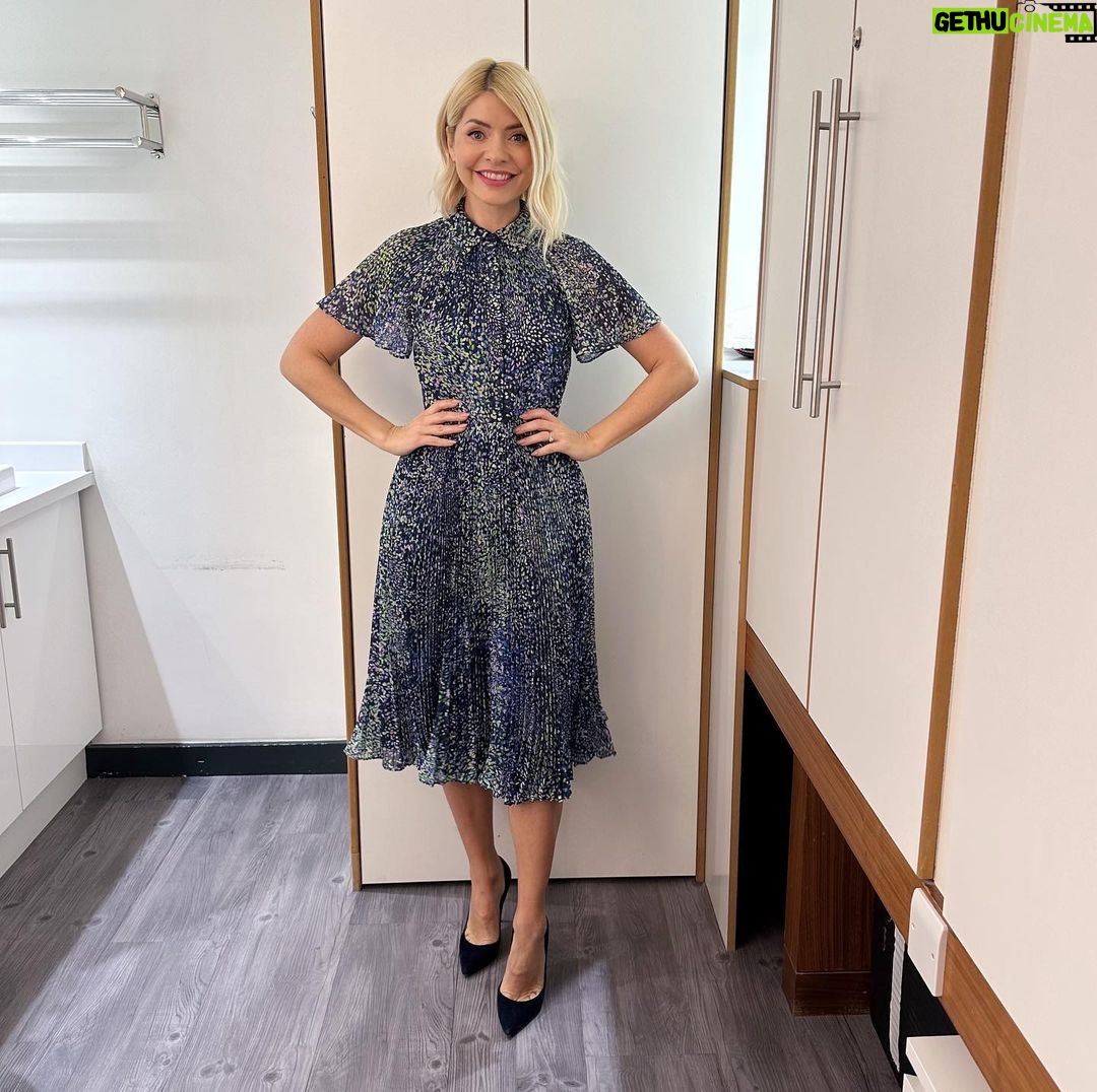Holly Willoughby Instagram - Morning Monday… it’s a girls takeover today, sharing the sofa with the legendary @alisonhammond55 … see you on @thismorning at 10am… #hwstyle💁🏼♀️✨ dress by @phaseeight 🌸