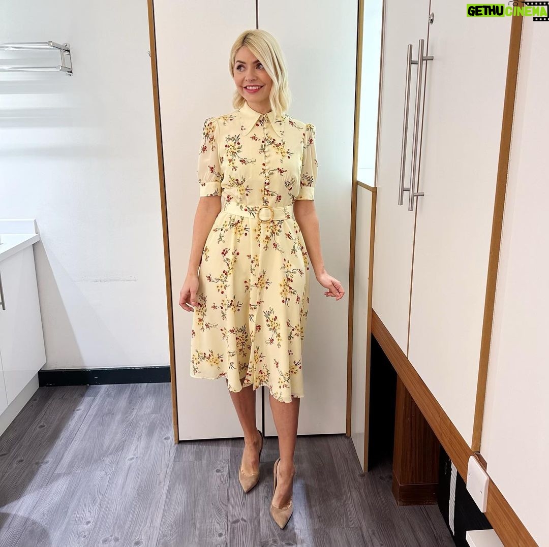 Holly Willoughby Instagram - Morning Tuesday… see you on @thismorning at 10am. #hwstyle💁🏼♀️✨ dress by @lkbennettlondon ♥️