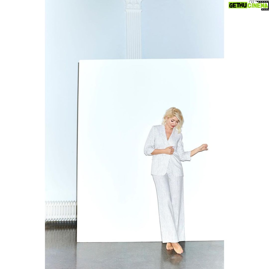 Holly Willoughby Instagram - It’s time for another M&S edit and this time it’s all about tailored suits… slightly obsessed with suits at the moment…This striped look is beautiful and elevated 🤍. @marksandspencer @marksandspencerstyle #MyMarks #AD T59/1620J 1991T