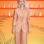 Holly Willoughby Instagram - What a wonderful start to the long weekend with @garnieruk celebrating their ongoing commitment to sustainability and transparency (their #leapingbunny approval from @crueltyfreeintl is something I’m particularly proud of). And of course welcoming the gorgeous @alexscott2 to the Garnier Ambassador family alongside @davinamccall call! PS couldn’t leave without picking up a few of my favourite products..! 💚 #ad