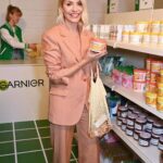 Holly Willoughby Instagram - What a wonderful start to the long weekend with @garnieruk celebrating their ongoing commitment to sustainability and transparency (their #leapingbunny approval from @crueltyfreeintl is something I’m particularly proud of). And of course welcoming the gorgeous @alexscott2 to the Garnier Ambassador family alongside @davinamccall call! PS couldn’t leave without picking up a few of my favourite products..! 💚 #ad