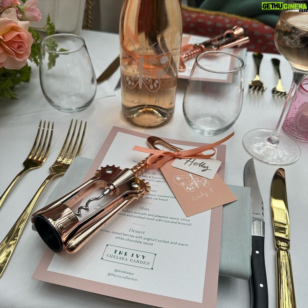 Holly Willoughby Instagram - Thank you beautiful @ellecaring for a glorious afternoon with great company and of course @drinkladya @the_ivy_collection ππ
π»ππππππΈπππ