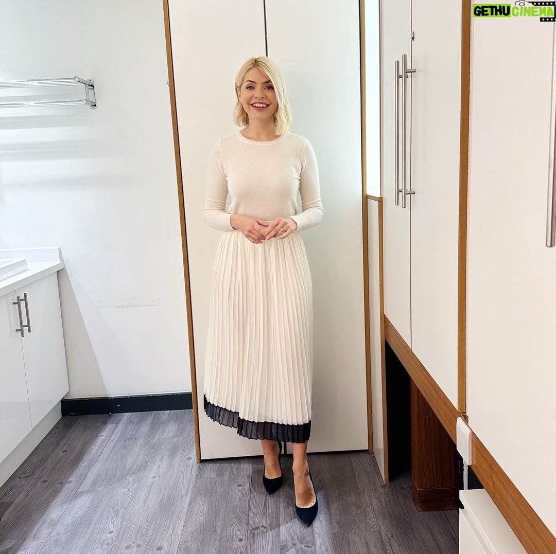 Holly Willoughby Instagram - Morning Wednesday… see you on @thismorning at 10am. @josiegibson85 is down the line at @cheltenhamraces today 🐎 #hwstyle💁✨ skirt by @reiss knitwear by @purecollection 🤍