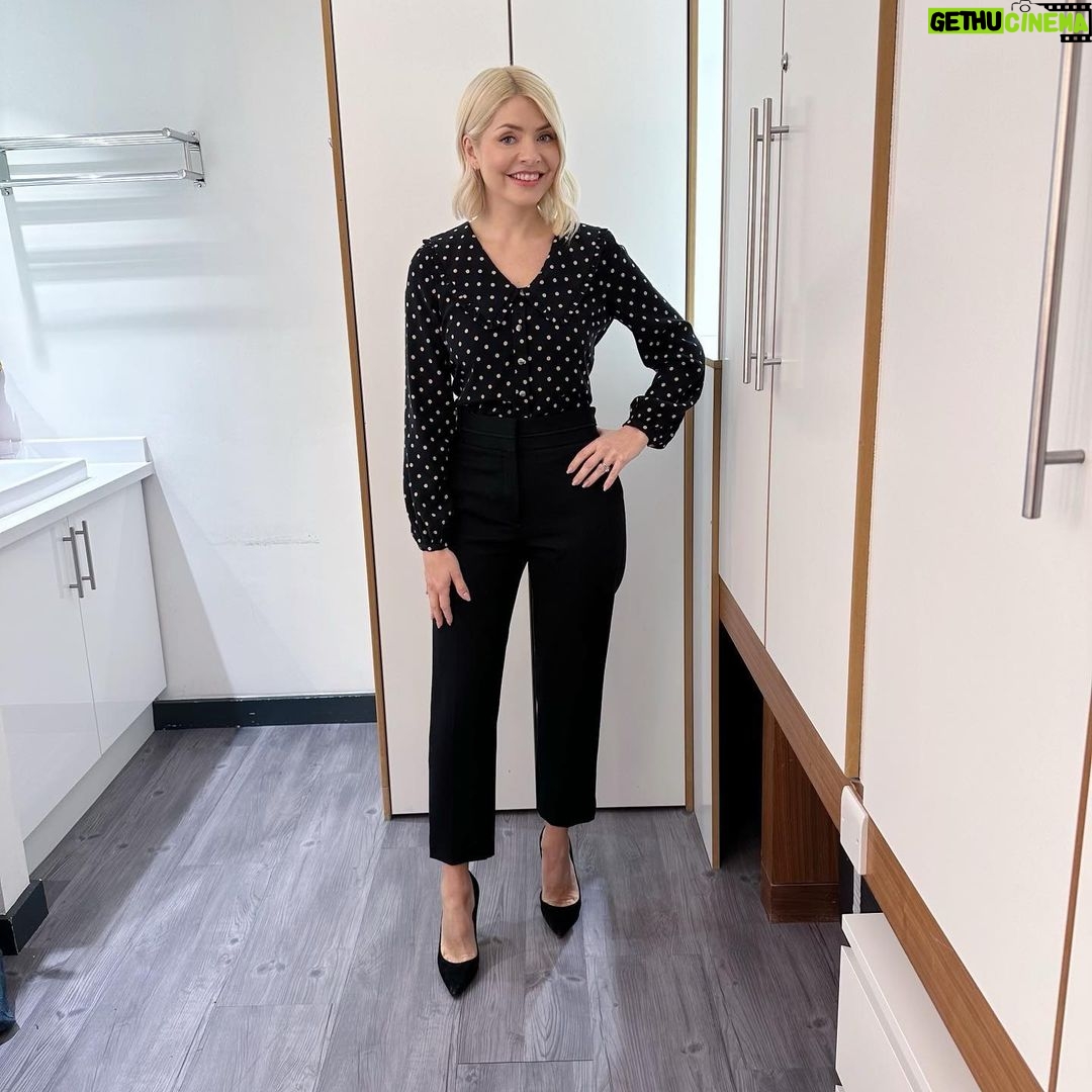 Holly Willoughby Instagram - Morning Tuesday… see you on @thismorning at 10am. @sarahjossel is back with us today after having her baby… the new mama will be talking Mother’s Day gifts. #hwstyle💁🏼♀️✨ trousers by @sandroparis shirt by @thisiswhistles ✨
