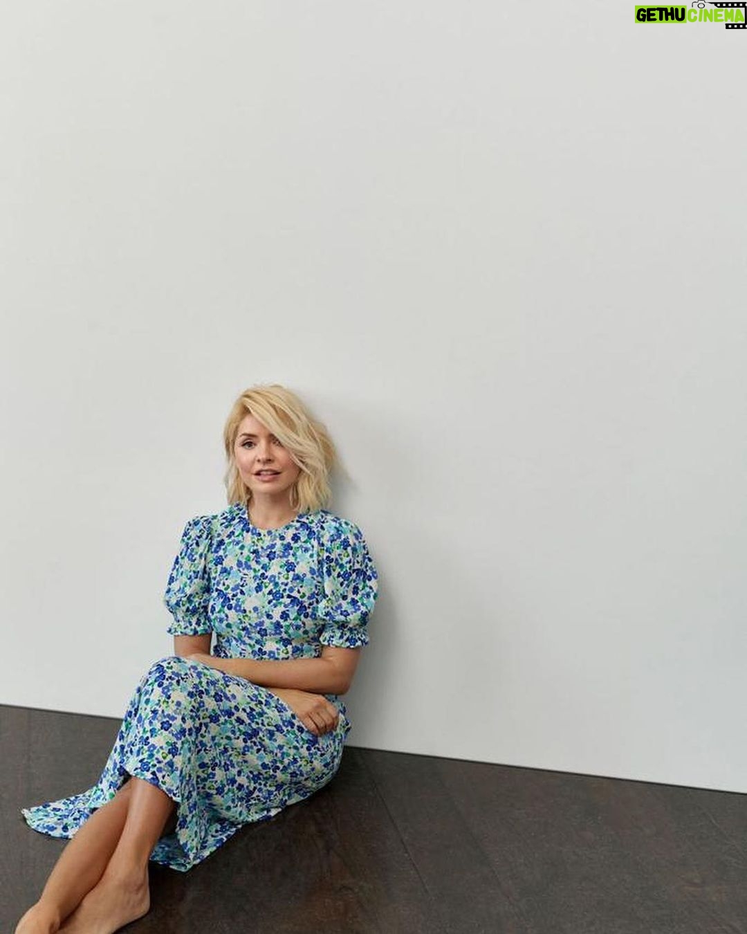 Holly Willoughby Instagram - How gorgeous is this print? Dresses like this are my favorite this time of year, dressed up or dressed down they are an absolute spring staple!… x @marksandspencer @marksandspencerstyle #MyMarks #AD Dress – T691638