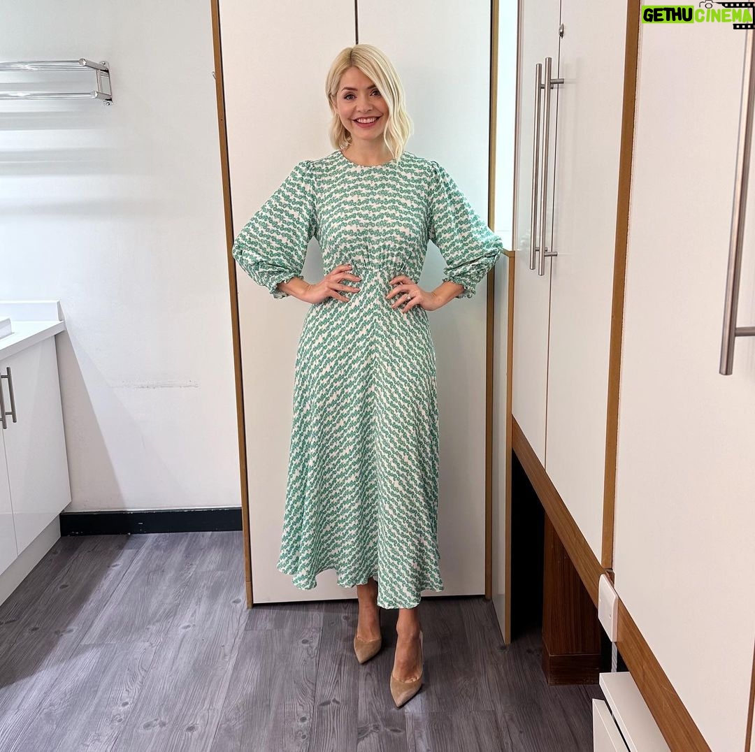 Holly Willoughby Instagram - Morning Monday… see you on the sofa at 10am @thismorning … #hwstyle💁🏼♀️✨ dress by @ghostfashion 🧚🏻