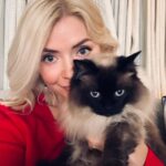 Holly Willoughby Instagram - Fur baby of the feline variety… 😻 #bluebell🎀